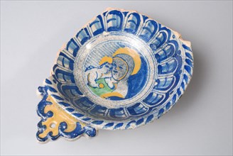 Majolica dish with Mary and Christ child, papkom bowl crockery holder earth discovery ceramics earthenware glaze tin glaze lead