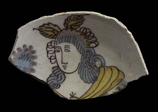 Fragment majolica dish, polychrome, bust of lady with mirror, plate crockery holder soil find ceramic earthenware glaze, peg 5.0