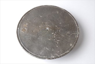 Teljoor, teljoor plate crockery holder ground find tin, cast Round slice of tin with reinforced profile edge hole in center