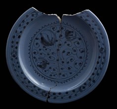 Berettino dish, blue on light blue background, tulips and 'horror vacui' motif, reverse side arch pattern, dish plate crockery