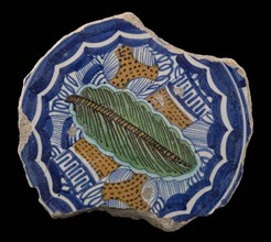 Fragment majolica dish, polychrome, Chinese decor with artemisia leaf, dish crockery holder soil find ceramic earthenware glaze