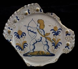 Fragment majolica dish, polychrome, Amor with bow and arrow, aigrette and noppenrand, plate dish crockery holder soil find