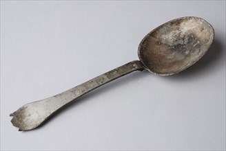 Tinsmith: Jan Dircx Messchaert, Spoon with blunt oval bowl with trapezoidal handle with three-lobed handle end, spoon cutlery