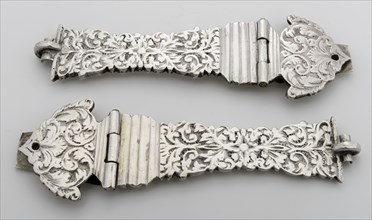 Jacobus van der Laar, Silver bible or psalms lock, book fitting fittings hang- and-closing silver, cast Two matching locks