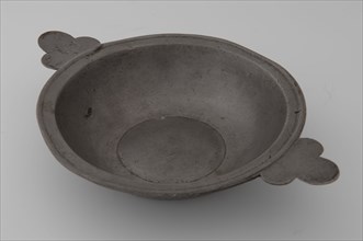 Round bowl with two trefoil-shaped flat ears, pop bowl bowl crockery holder soil find tin, cast Round bowl without stand ring