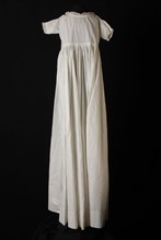 Long wide-sloping baby slip dress in white cotton, narrow edge along the neck and short sleeves, with christening dress