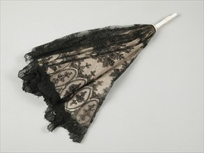 Small parasol with upholstery of white silk, covered with black lace, ivory point, broken, white, wooden handle, parasol