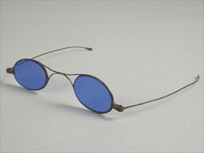 Sunglasses, small blue oval glasses, fine frame of iron, K-shaped bridge and thin straight feathers, sunglasses glasses eyepiece