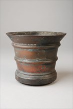 Bronze mortar, auger equipment bronze lacquer, ca 2 kg cast Cylindrical upwardly widening body made of raised profiled base