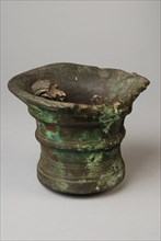 Bronze mortar and pestle, with serious fire damage by bombardment 1940, mortar pestle equipment bronze mortar, cast Cylindrical