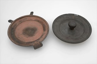 Dirck Messchaert II, Two-piece round bronze mold for plate, with, Rotterdam tin foundry tin pewter tin dinnerware food Meeuws
