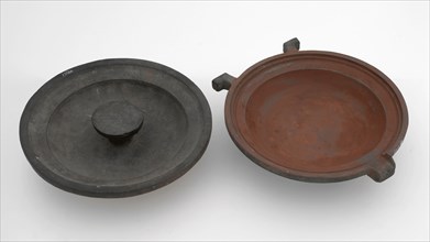 Jan Timmers, Round two-piece bronze mold for deep plate with initials IT and year 1755, cast molding tool tools base metal
