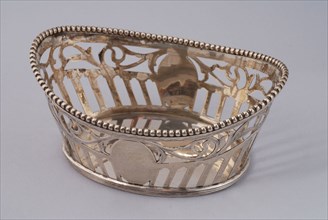 Silversmith: Rudolph Sondag, Silver basket bonbon box, bonbon container tableware holder silver, sawn cast Oval bowl with
