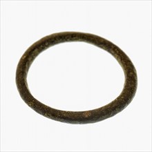 Copper ring, ring part soil find copper bronze metal d 0,3, cast Slightly flat copper or bronze ring Some irregular shape.