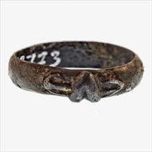 Ring, on which pierced heart, ring ornament clothing accessory clothing soil find silver metal, d 0.4 die-cast Ring with pierced