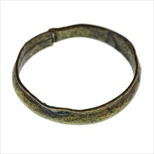 Copper ring, irregularly grooved edge, ring part soil found copper metal, d 0,5 soldered Ring made of yellow copper or brass