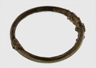 Thin ring, copper or bronze, ring part soil find copper bronze metal, d 0,3 Thin copper or bronze ring Oval cross section.