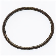 Thin, copper ring, ring part soil find copper metal, Thin copper ring Narrow spine over the inside hemisphere along the outside