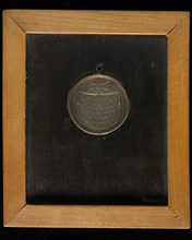 Medal on the preserved rest, with carrier eye, framed behind double-sided glass, penning visual material silver glass wood paint