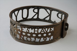 Brass dog collar, in which cut out: P. KRUYF - delfshave anno 1797, dog collar collar copper, Yellow copper dog collar with cut