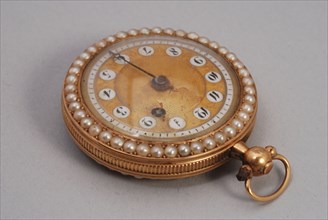 Chevalier & Cochet, Gold ladies watch or pocket watch, front and back trimmed with pearls, gold dial with enamel minute edge