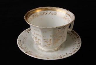 White cup and saucer with gold-colored decoration, on the occasion of the golden wedding of Debora Petronella Burger and Gerrit