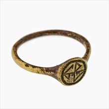 Brass signet ring with private label, signet ring ring ornament clothing accessory clothing soil find brass copper metal, die