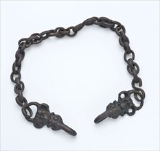 Chain closure, jacket closure with two bent points on chain, closure clothing accessory clothing soil find bronze copper metal