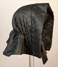 Awning hat or hood, hemisphere of black silk matelassé with white lining, bow and ribbon, black bows, bow behind, awning hood