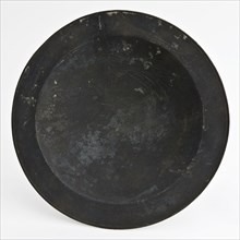 Tin plate on lens base, marked, plate crockery holder soil find tin metal, cast Tin plate with rose mark on the rim. Flat edge