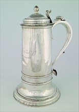 Silver tankard with inscription, Supper beaker Liturgisch vat Holder silver, Silver tankard with profiled round plinth base