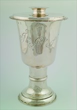 Wm Lukin, Silver supper cup, sacrament beaker liturgic container silver h 24.0 578 gram (ab) Silver supper cup on round profiled