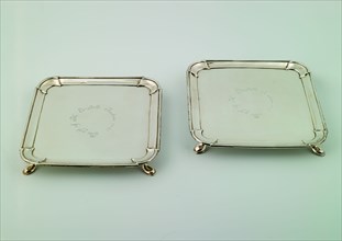 Edward Felien, Two silver cabarets, tray liturgisch vat holder silver, Pair of silver cabarets with rounded profiled corners