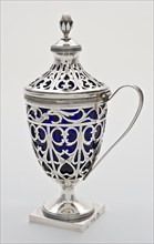 Silversmith: Rudolph Sondag, Silver mustard pot with blue glass inner box, mustard pot pottery holder silver glass, sawn cast