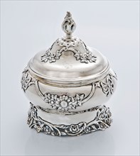 Silversmith: Johannes Jansen, Silver tobacco pot with lid, tobacco pot pot holder metal silver gold, cast driven engraved Round
