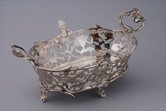 Silversmith: Johannes Jansen, Silver bonbon box, bonbon container tableware holder silver, sawn engraved cast Oval shape