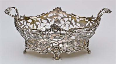 Silversmith: Johannes Jansen, Silver open-worked bonbon box, bonbon container tableware holder silver, sawn engraved cast Oval