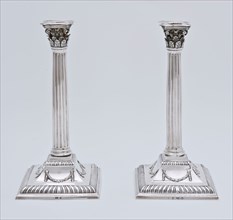 Silversmith: Cornelis Knuijsting, Silver candlestick in the form of corinthian column with capital on square foot decorated