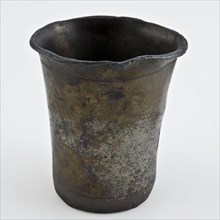 Tinsmith: Nicolaas Esbos, Pewter wine cup with slightly protruding edge, beaker tableware holder soil find tin metal, cast