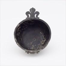 Tinsmith: Gerrit van Kessel, Brandy bowl with cloverleaf shaped ear and broken ear, brandy bowl bowl crockery holder soil find
