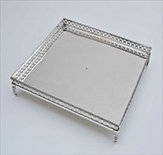 Silversmith: Cornelis Knuijsting, Square silver tray (cabaret) with raised edge and legs, tray leaf holder silver, sawn cast