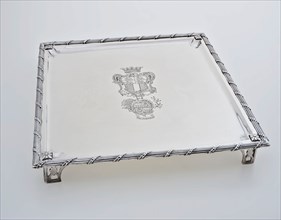 Silversmith: Cornelis Knuijsting, Silver tray on four legs with weapon in the middle, tray leaf holder silver, cast engraved