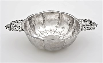 Lucas Stender, Brandy bowl with eight-lobed body, with two ears in the shape of shielded lions, brandy bowl bowl holder silver