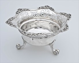 Silversmith: Cornelis Schermbeek, Silver pipe bowl on legs, pipe bowl smokeware silver, sawn cast Round casserole pivoting sawn