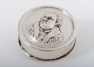 Round silver box with male portrait in relief, pillbox? box holder silver