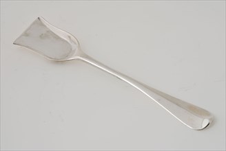 Silversmith: Johannes Brouwer, Silver mustard spoon, mustard spoon spoon cutlery silver, forged Flat bowl in U-shape