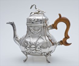 Silversmith: Andreas Cornelis Muller (1728 - 1818), Silver teapot with wooden handle, pelican on lid, teapot tableware holder