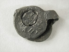 Cloth seal with old weapon Of Rotterdam and Gothic letters, cloth seal hallmark ground find lead metal, poured beaten Cloth lead