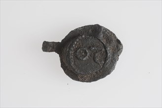 Sheet of cloth with weapon with star and length of measure 20, cloth seal hallmark ground find lead metal, cast struck Cloth