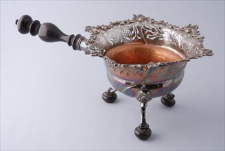 Silversmith: Johannes Verlooven, Silver pipe bowl, stainless steel pipe cookware silver wood, sawn cast Round chafing dish